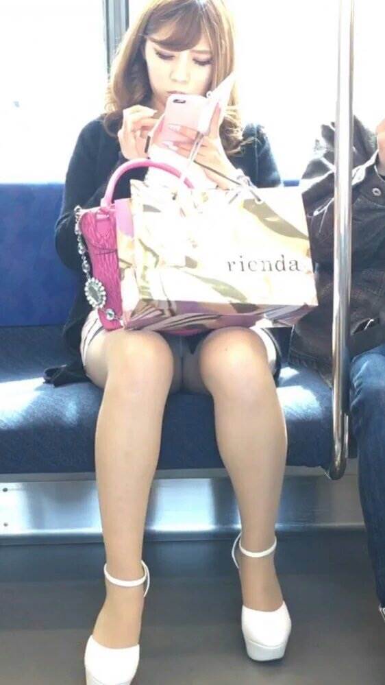 露出ギャル_素人_電車盗撮14