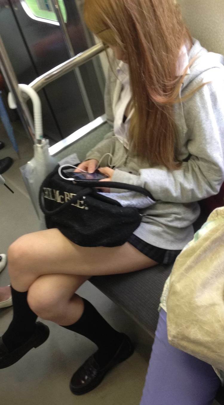 露出ギャル_素人_電車盗撮20