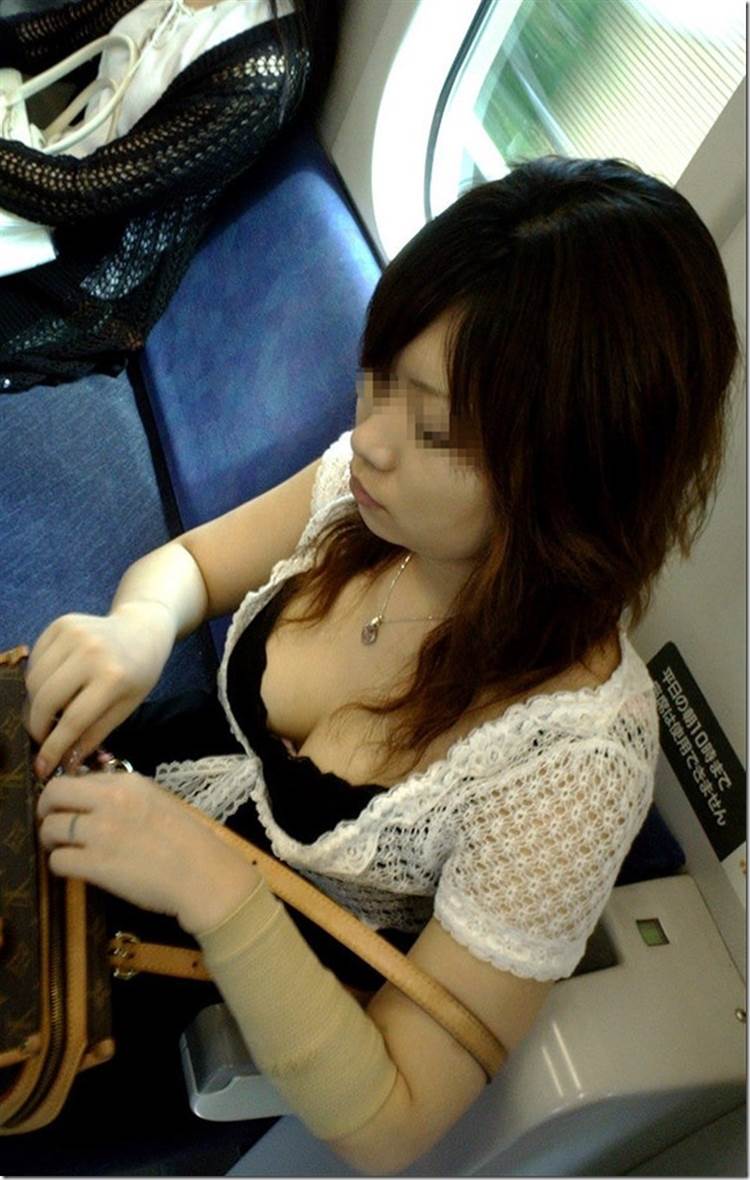 電車_谷間おっぱい_上から覗いたアングル01
