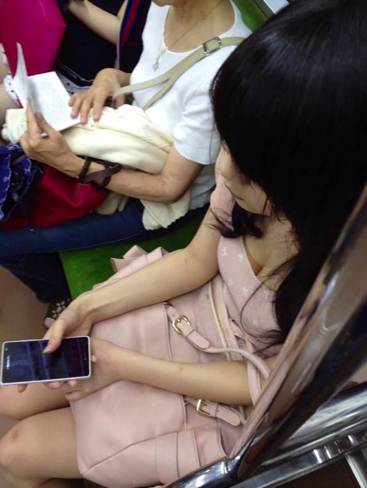 電車_谷間おっぱい_上から覗いたアングル19