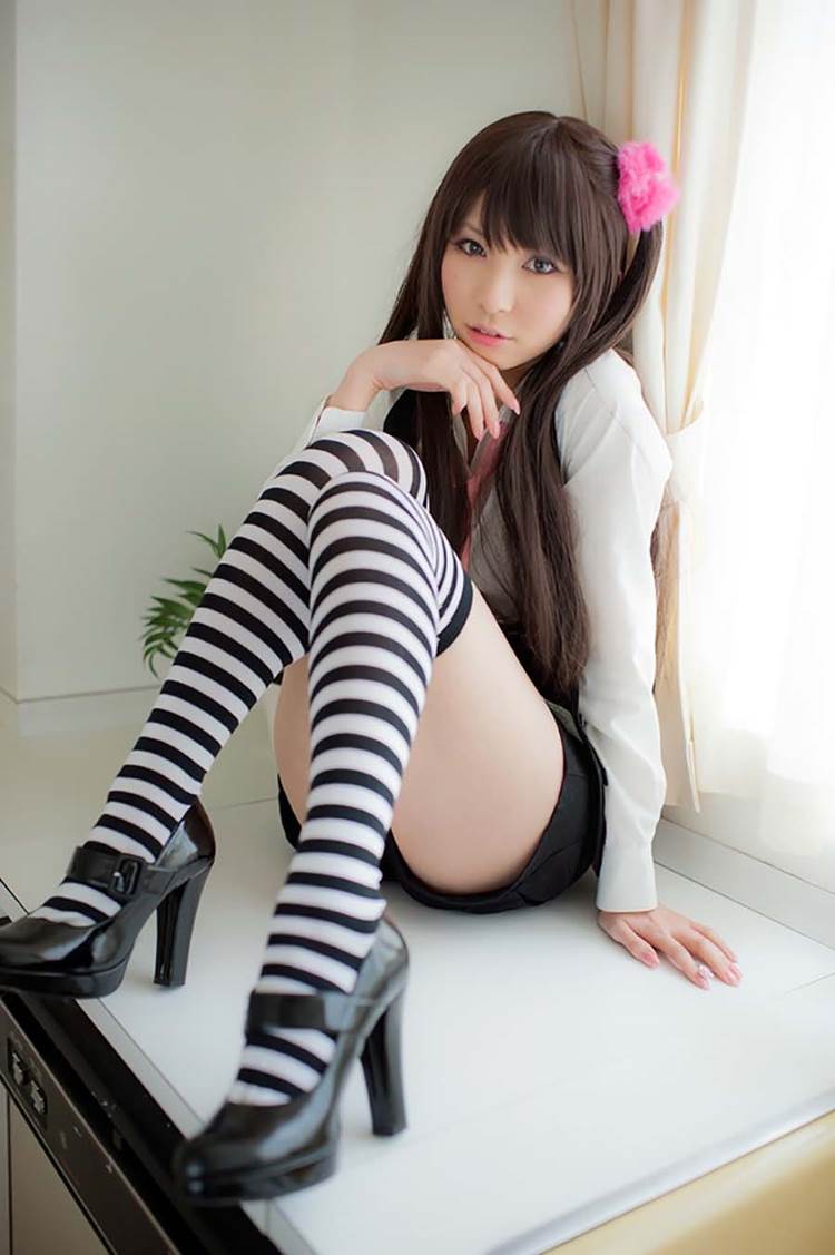 縞ニーソックス_白黒_しましま_絶対領域02