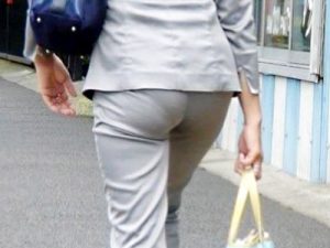 【OL街撮り盗撮画像】グレーパンツにパンティライン浮かばせるデカ尻や小尻の一般女性を隠し撮りww