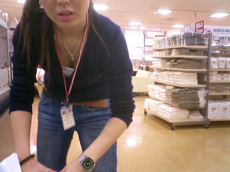 店員_胸チラ_谷間_盗撮_エロ画像05