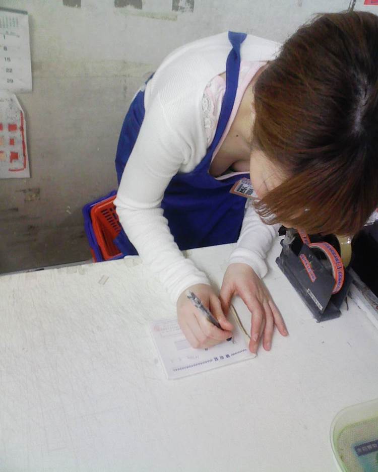 店員_胸チラ_谷間_盗撮_エロ画像18