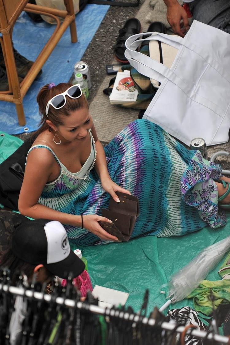 素人_巨乳_胸チラ_盗撮_エロ画像14