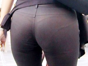 黒パンツ_ヒップライン_街撮り_盗撮_エロ画像