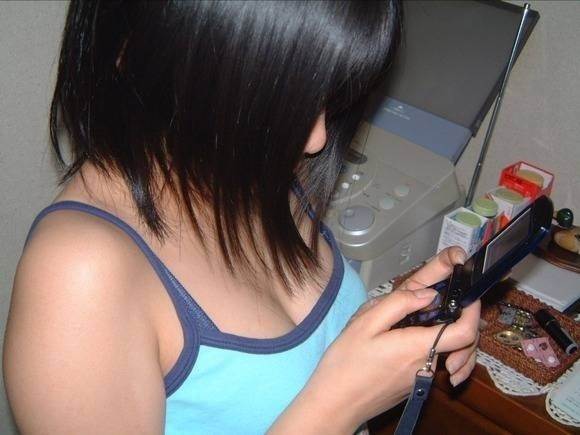 素人_キャミソール_谷間_盗撮_エロ画像14