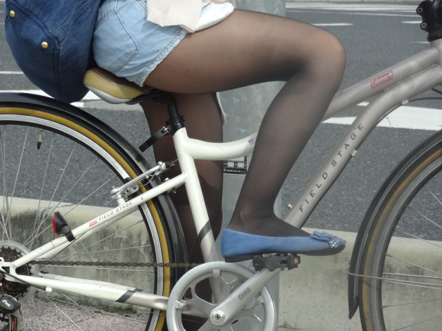 黒パンスト_自転車_素人_街撮り盗撮_エロ画像09