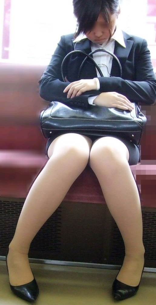 素人_OL_スーツ_電車盗撮_エロ画像03
