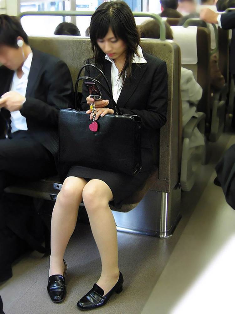 素人_OL_スーツ_電車盗撮_エロ画像16
