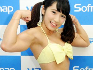 【才木玲佳エロ画像】上腕二頭筋と腹筋がヤバイ筋肉アイドルのビキニ水着姿…唯一無二の筋肉少女がコチラww