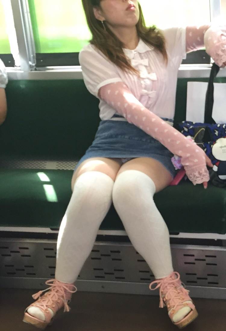 電車_盗撮_パンチラ画像24