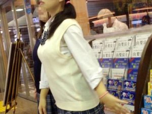【JK着衣巨乳エロ画像】将来が有望過ぎる制服の上からでもデカ乳とハッキリわかる女子校生の街撮り画像ww