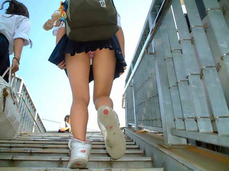 濃いピンクパンティーを履いたJKのパンチラ