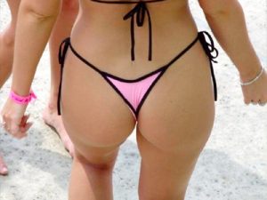 【素人水着エロ画像】海で二度見しそうなTバックビキニの尻丸出しギャルたちを背後から盗撮した画像ｗｗ