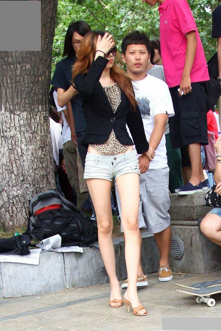 美脚_街撮り_盗撮エロ画像08