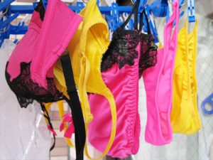 【下着洗濯物エロ画像】サテン生地Tバックや透け透けパンツ…一般女性が暮らすアパートのベランダを盗撮ww