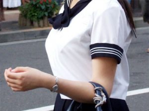 【JK街撮り盗撮エロ画像】制服でもわかる着衣巨乳…生理中で乳がパンパンに張った女子高生たちｗｗ