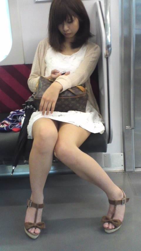 露出ギャル_素人_電車盗撮12