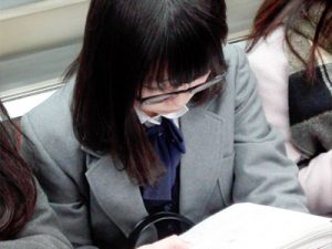 【街撮り盗撮エロ画像】メガネをかけた素人女性限定…おとなしめな眼鏡女子の胸チラパンチラや生足を隠し撮りww