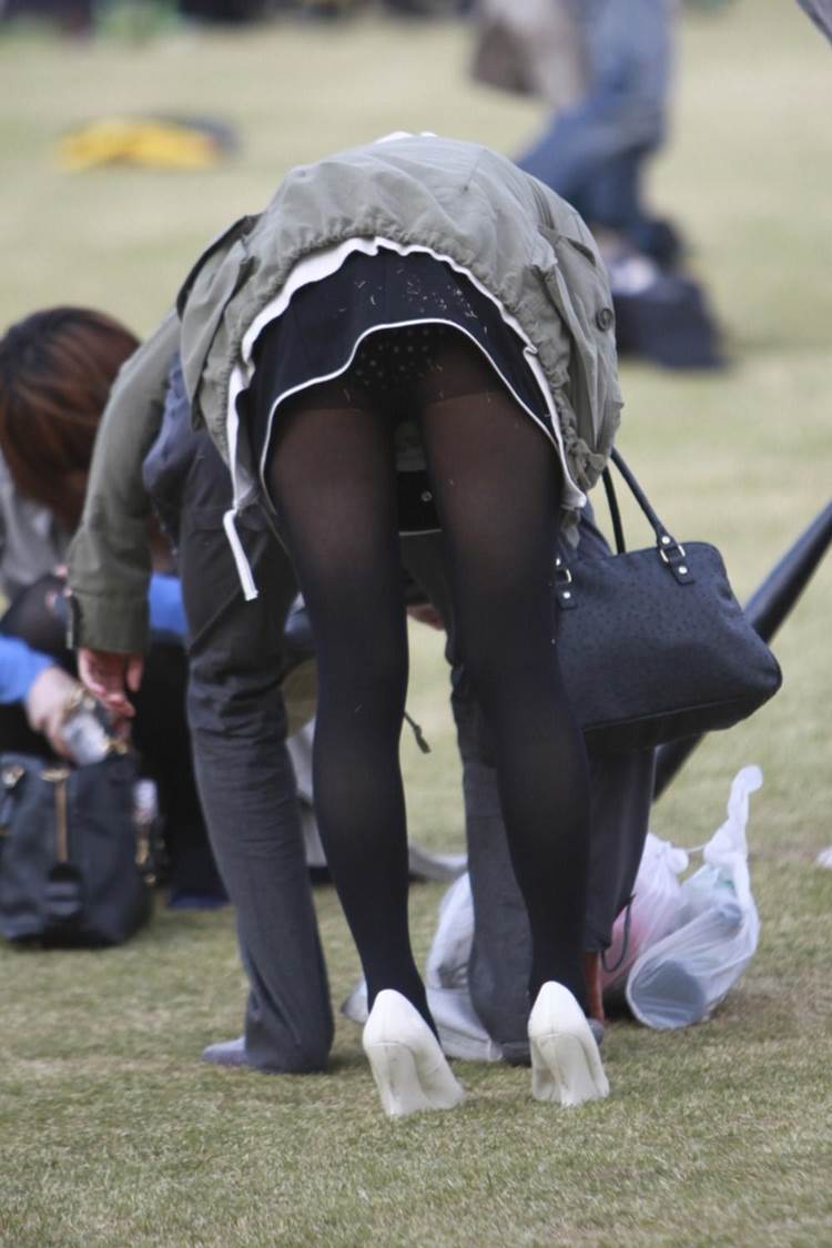 黒パンスト_前屈み_パンチラ盗撮05