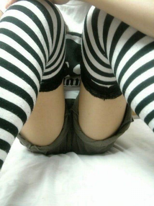 縞ニーソックス_白黒_しましま_絶対領域15