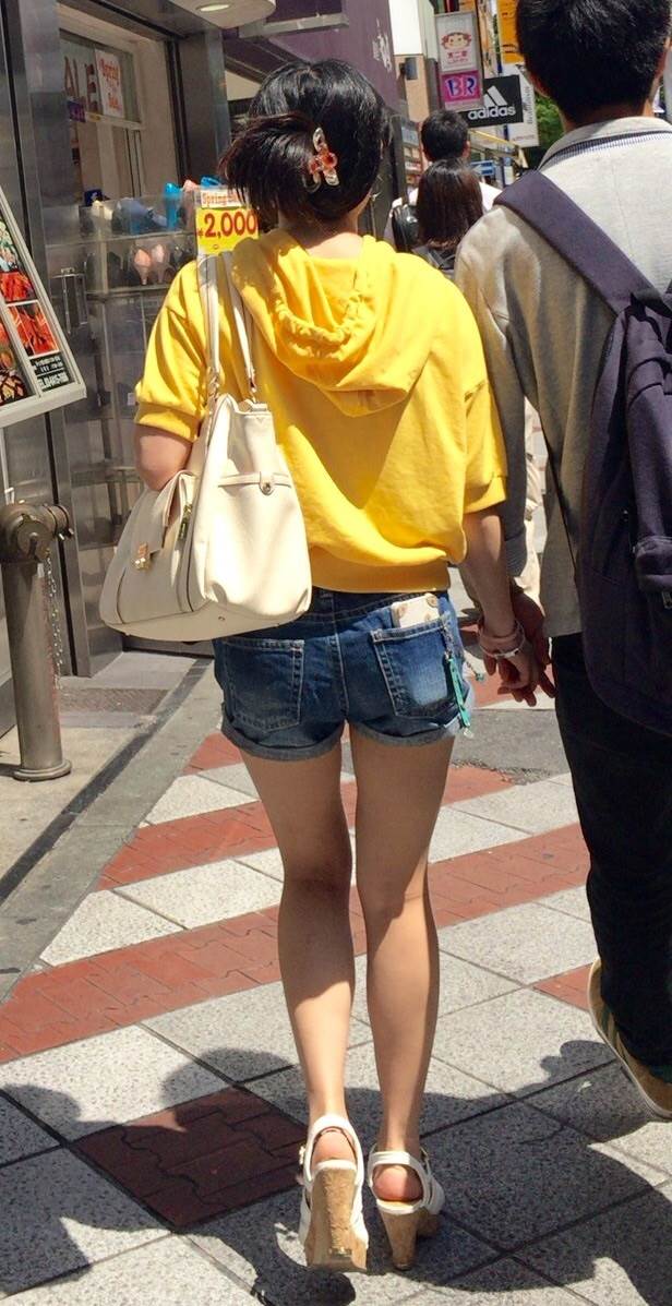 美脚_街撮り_盗撮エロ画像10
