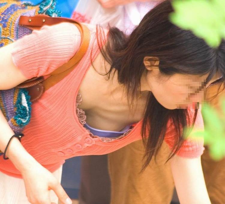 胸チラ_前屈み_盗撮エロ画像20