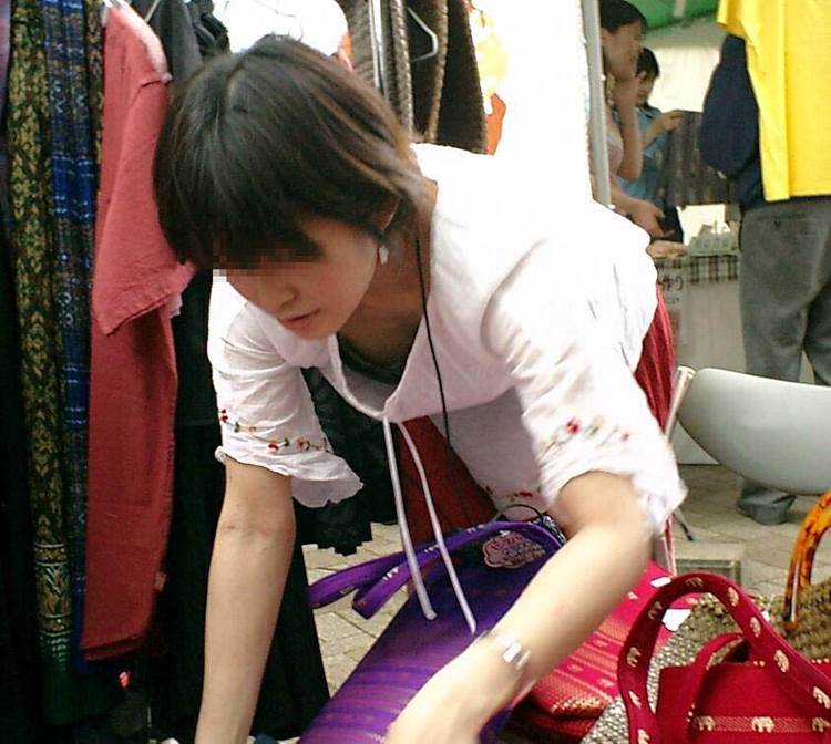 胸チラ_前屈み_盗撮エロ画像05