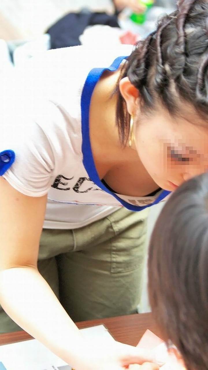 胸チラ_前屈み_盗撮エロ画像15