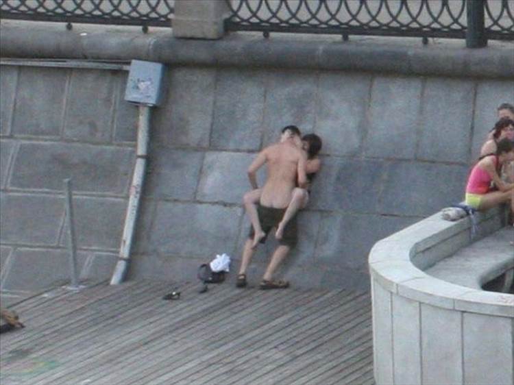 青姦_野外セックス_土手_盗撮エロ画像20