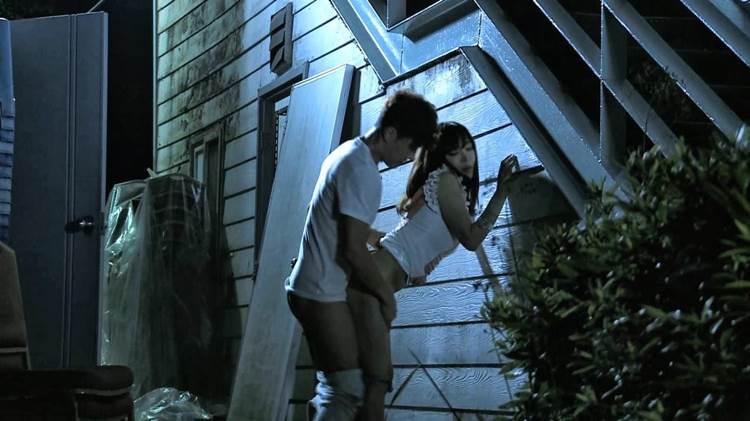 青姦_野外セックス_家の影_盗撮エロ画像16