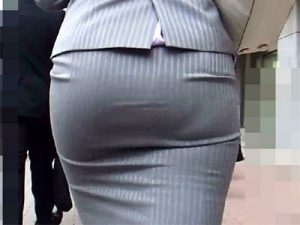 【OL街撮り盗撮エロ画像】大きなお尻でタイトスカートがピチピチの素人OLを街中で隠し撮りした画像ｗｗ