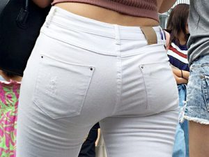 【パンティライン盗撮エロ画像】太ももがピチピチな白パンツ履いた素人の透けパンを街撮りした画像ww