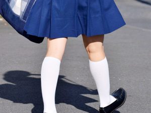 【JK街撮り盗撮エロ画像】白ソックスで清楚に見える制服姿の女子高生たちを街中で撮影した画像ｗｗ