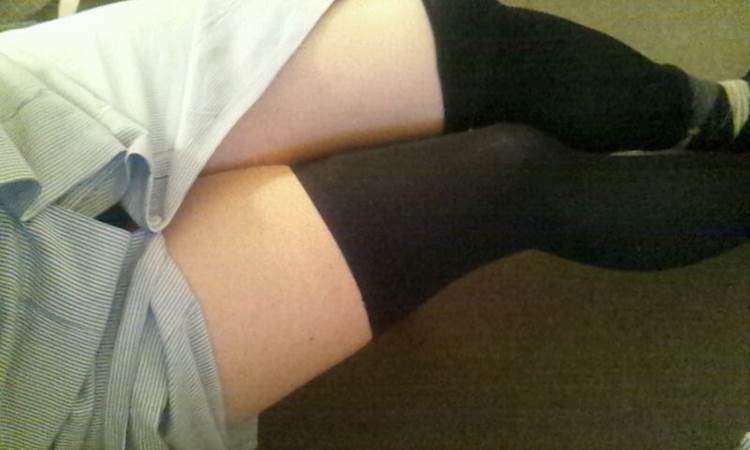 ふと太ももを自撮りしたムッチリ太ももの素人女子