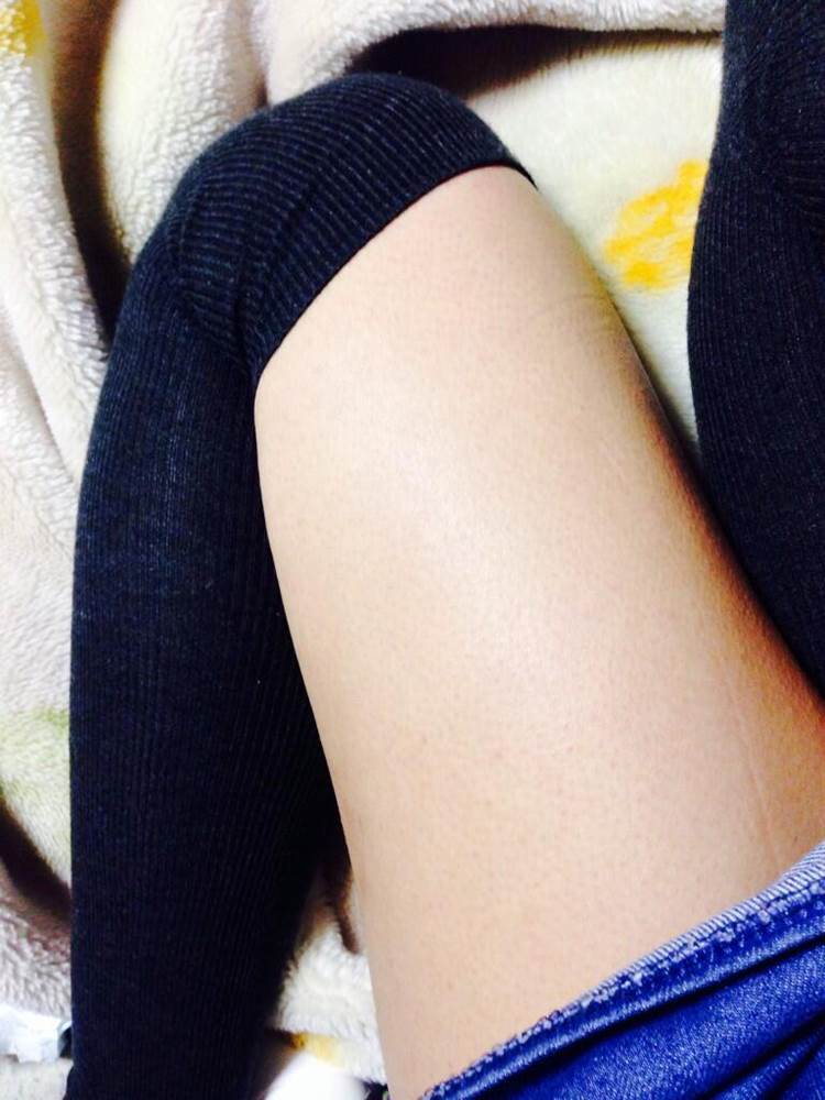 デニムホットパンツでニーソックス履いた素人の自撮り