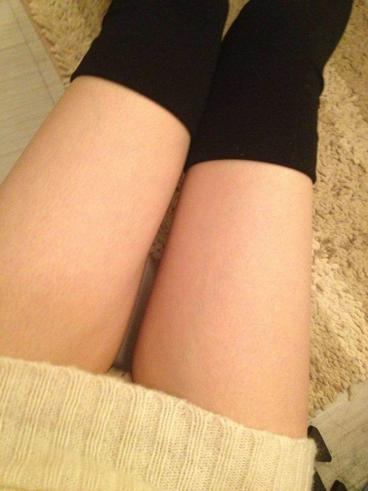 白ニットセーターから見える絶対領域太もも