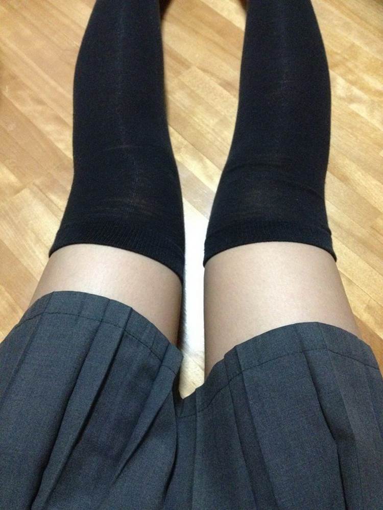制服スカートに黒ニーソを履いたJKかもしれない自撮り