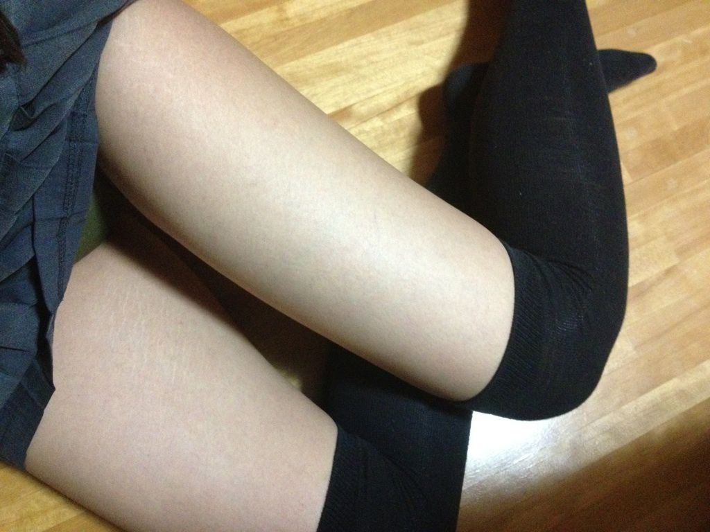 黒ニーソ履いた女子がスカート捲りあげてパンチラ撮り