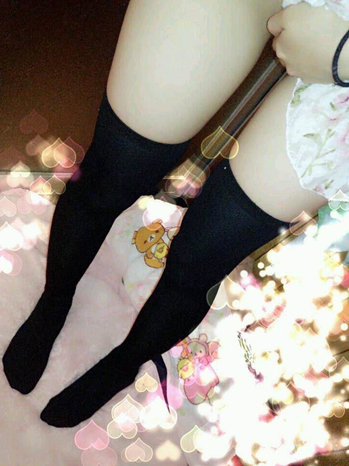 キラキラ補正している太ももを鏡撮りしたニーソ素人