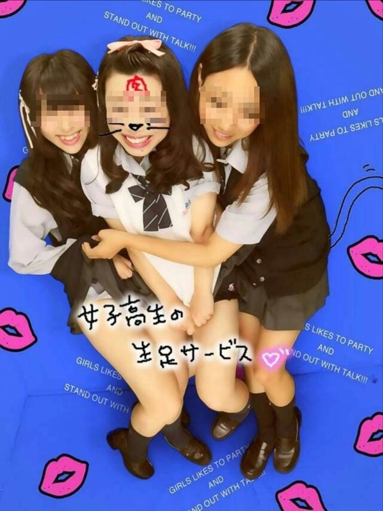 生足サービスのはずが勢い余ってパンチラ事故をしたJKのプリクラ