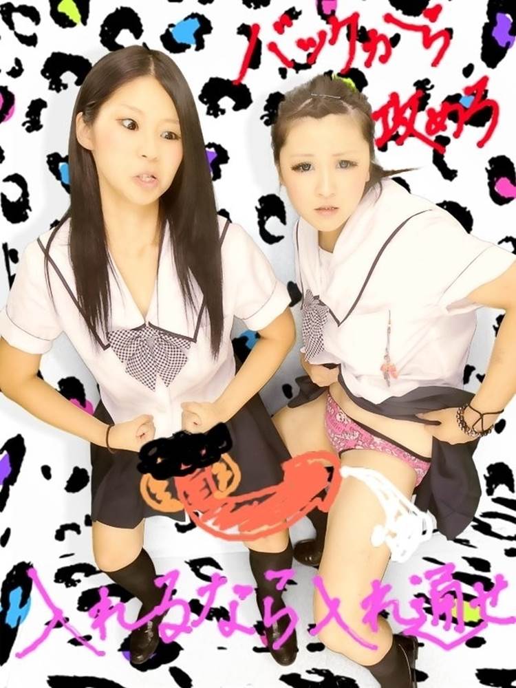 パンツを見せながら勃起チンポの落書きをするセックス好きなJK