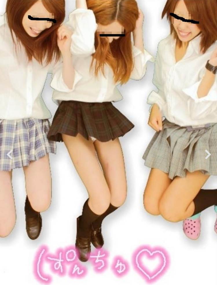 JKがジャンプした瞬間に見えてしまった白パンチラのエロプリ