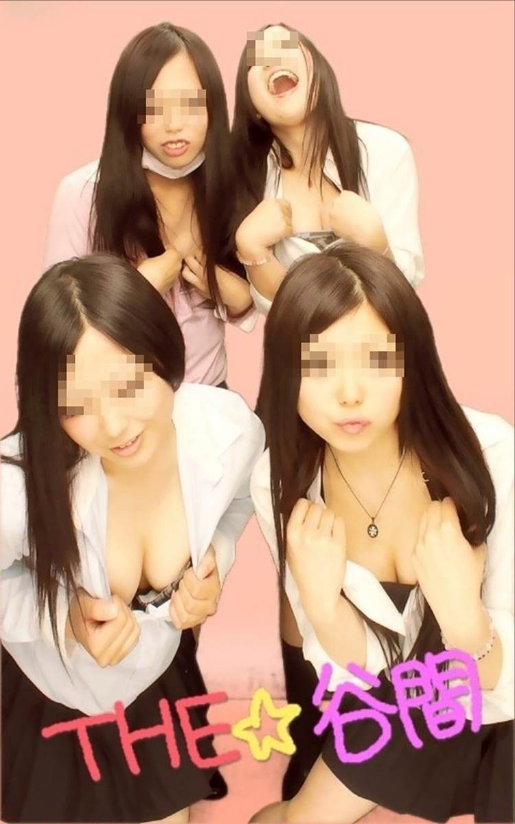 たわわに育った胸の谷間を友人たちと見せながらプリクラ撮影したJK