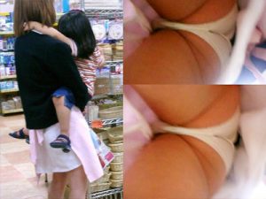 人妻_子連れ_逆さ撮り_盗撮_エロ画像