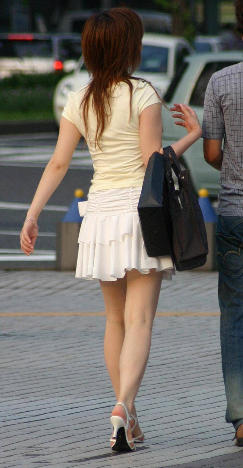 ハイヒール効果で長くて細いモデル系の足に見えるミニスカ女子