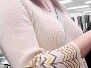 【パイスラ盗撮エロ画像】ニットセーター素材の着衣巨乳女子がカバンを斜め掛けして谷間を強調ｗｗ