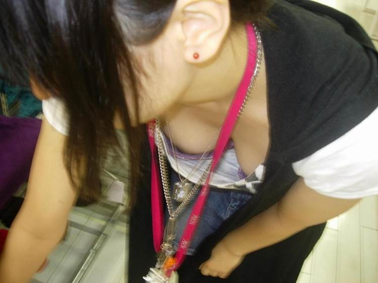 店員_胸チラ_谷間_盗撮_エロ画像06