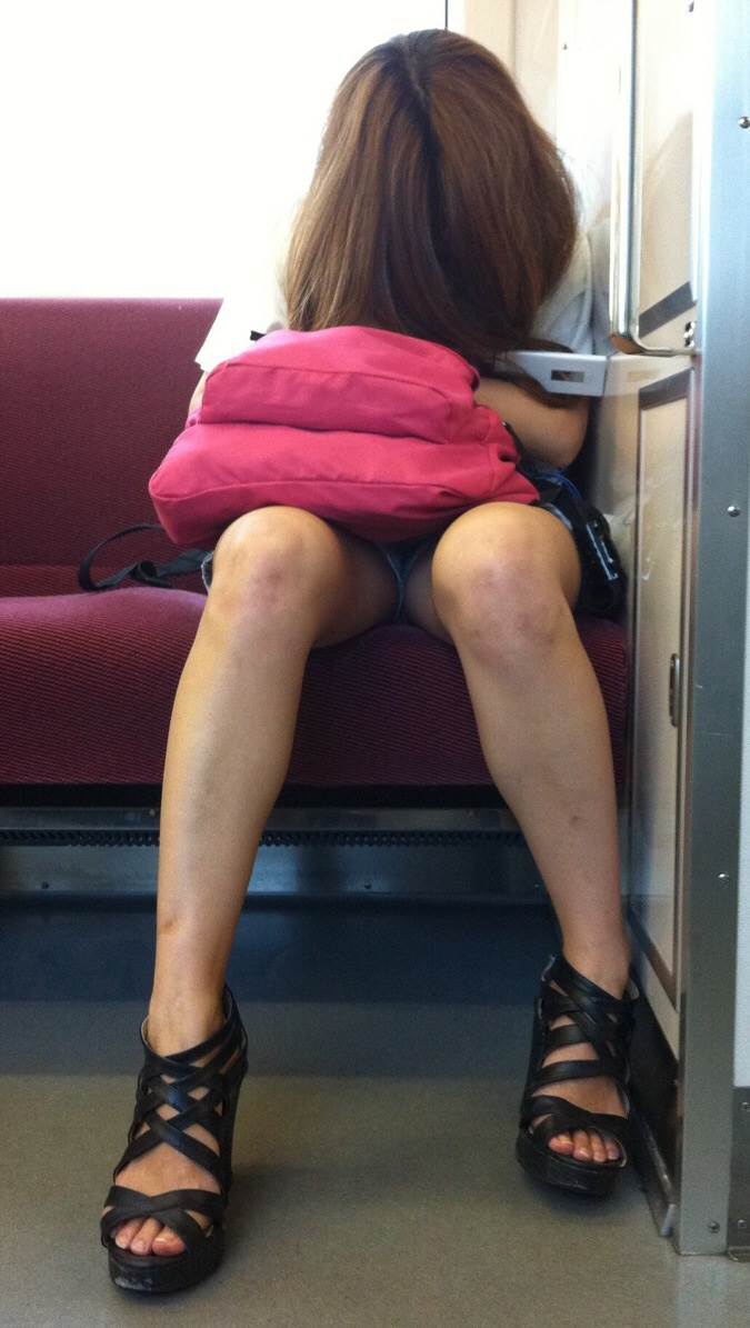 素人_爆睡_電車_パンチラ盗撮_エロ画像11